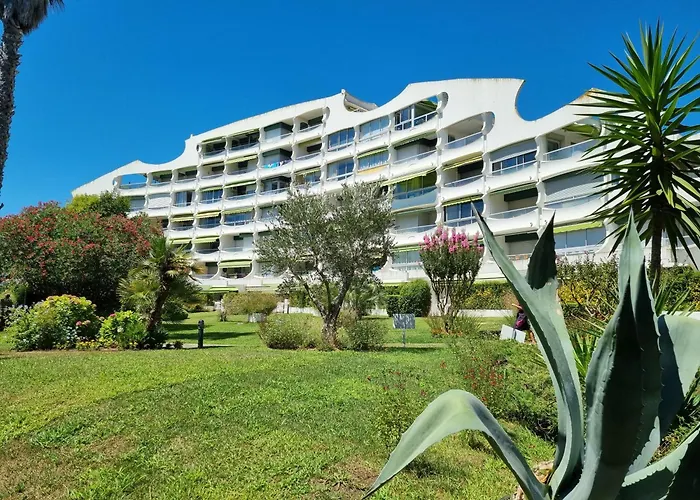 Luxe étoiles: Renovated Oasis With Pool And Modern Comforts Apartment