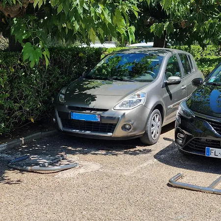 Superbe T2 Confort 3 Etoiles, Entierement Renove Avec Piscine, Parking, Clim, Wifi, Netflix